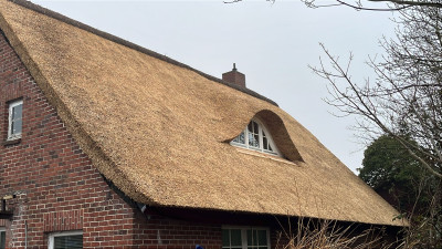 Renowacja więźby dachowej na budynku murowanym i pokrycie dachu strzechą – kompleksowa realizacja