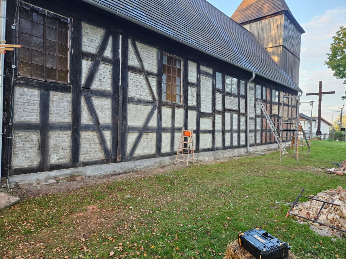 Renowacja zabytkowego kościoła w Dobieszewie w 2025 roku – kompleksowe prace konserwatorskie i odrestaurowanie konstrukcji drewnianych