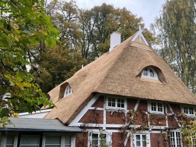 Zaawansowana renowacja dachu: przebudowa, docieplenie oraz montaż okien typu wole oko