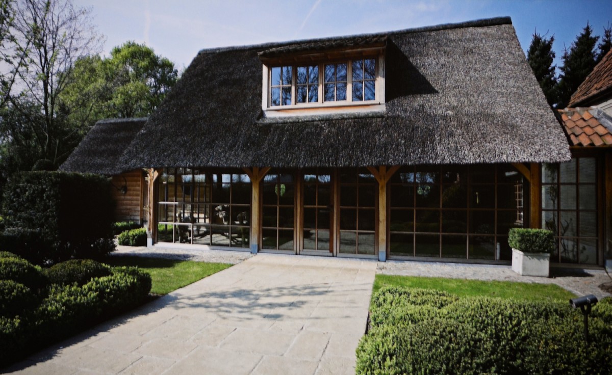 Dach z trzciny w nowoczesnym domu – tradycja, która pasuje do współczesnej architektury