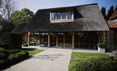 Dach z trzciny w nowoczesnym domu – tradycja, która pasuje do współczesnej architektury